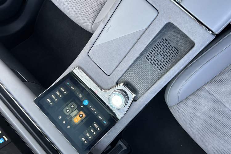Used VOYAH PASSION 2024 PHEV Four-Wheel Drive Ultra-Long Range Flagship Model Interior 9
