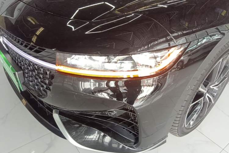 Used VOYAH PASSION 2024 PHEV Four-Wheel Drive Ultra-Long Range Flagship Model Left Front Headlight