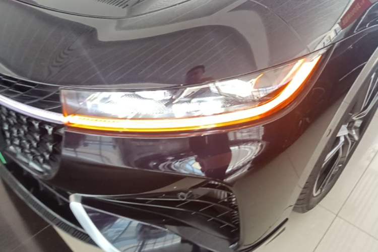 Used VOYAH PASSION 2024 PHEV Four-Wheel Drive Ultra-Long Range Flagship Model Left Front Headlight