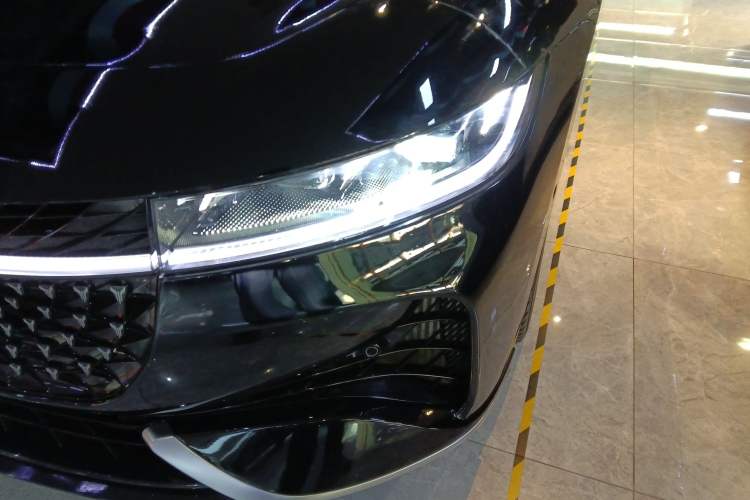 Used VOYAH PASSION 2024 PHEV Four-Wheel Drive Ultra-Long Range Flagship Model Left Front Headlight