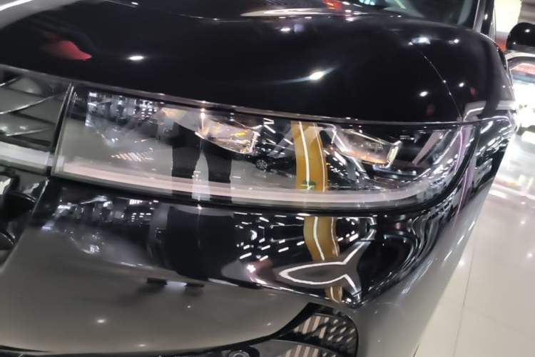 Used VOYAH PASSION 2024 PHEV Four-Wheel Drive Ultra-Long Range Flagship Model Left Front Headlight