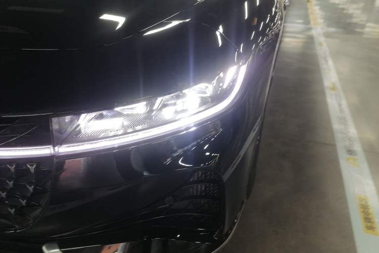 Used VOYAH PASSION 2024 PHEV Four-Wheel Drive Ultra-Long Range Flagship Model Left Front Headlight
