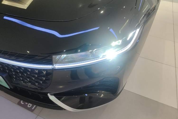 Used VOYAH PASSION 2024 PHEV Four-Wheel Drive Ultra-Long Range Flagship Model Left Front Headlight