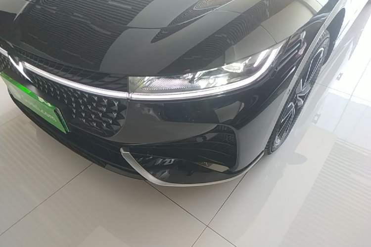 Used VOYAH PASSION 2024 PHEV Four-Wheel Drive Ultra-Long Range Flagship Model Left Front Headlight