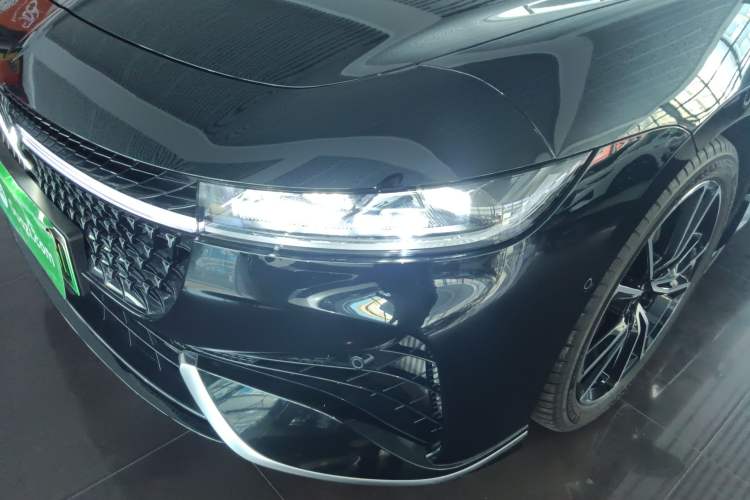 Used VOYAH PASSION 2024 PHEV Four-Wheel Drive Ultra-Long Range Flagship Model Left Front Headlight