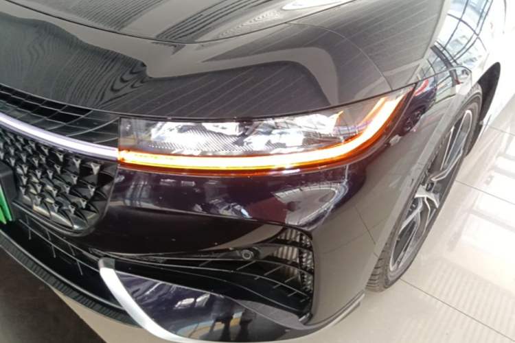 Used VOYAH PASSION 2024 PHEV Four-Wheel Drive Ultra-Long Range Flagship Model Left Front Headlight