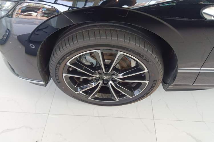 Used VOYAH PASSION 2024 PHEV Four-Wheel Drive Ultra-Long Range Flagship Model Left Front Wheel Hub