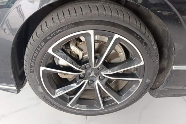 Used VOYAH PASSION 2024 PHEV Four-Wheel Drive Ultra-Long Range Flagship Model Left Front Wheel Hub