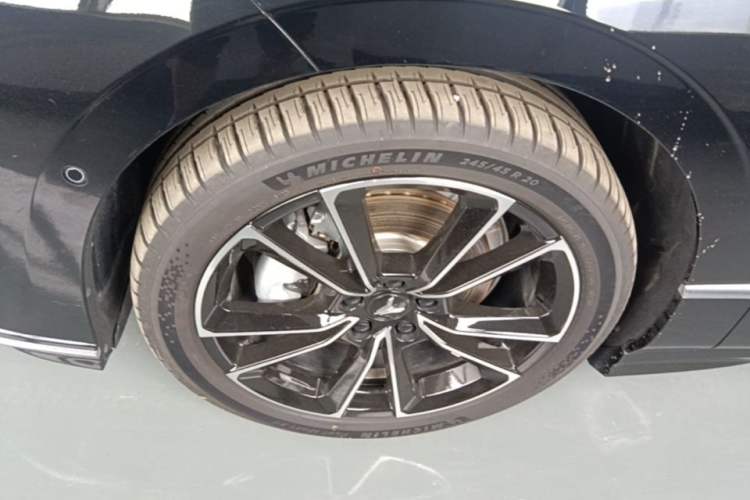 Used VOYAH PASSION 2024 PHEV Four-Wheel Drive Ultra-Long Range Flagship Model Left Front Wheel Hub