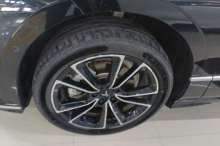 Used VOYAH PASSION 2024 PHEV Four-Wheel Drive Ultra-Long Range Flagship Model Left Front Wheel Hub