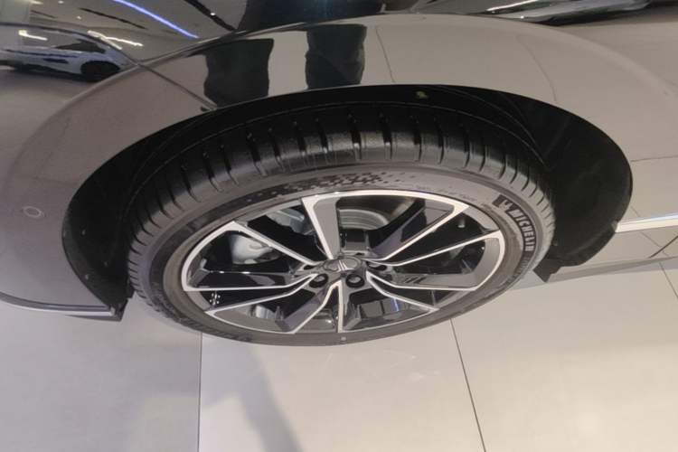 Used VOYAH PASSION 2024 PHEV Four-Wheel Drive Ultra-Long Range Flagship Model Left Front Wheel Hub