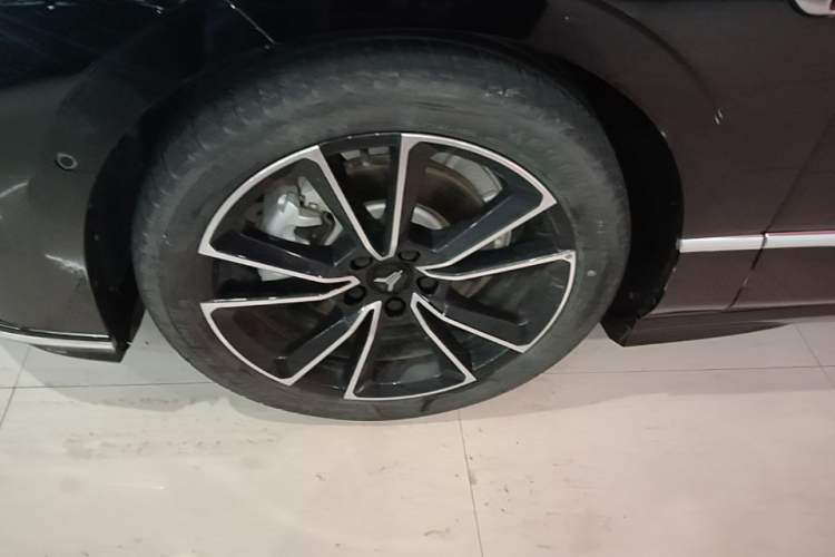 Used VOYAH PASSION 2024 PHEV Four-Wheel Drive Ultra-Long Range Flagship Model Left Front Wheel Hub