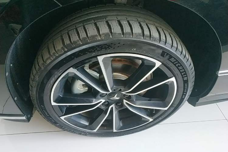 Used VOYAH PASSION 2024 PHEV Four-Wheel Drive Ultra-Long Range Flagship Model Left Front Wheel Hub