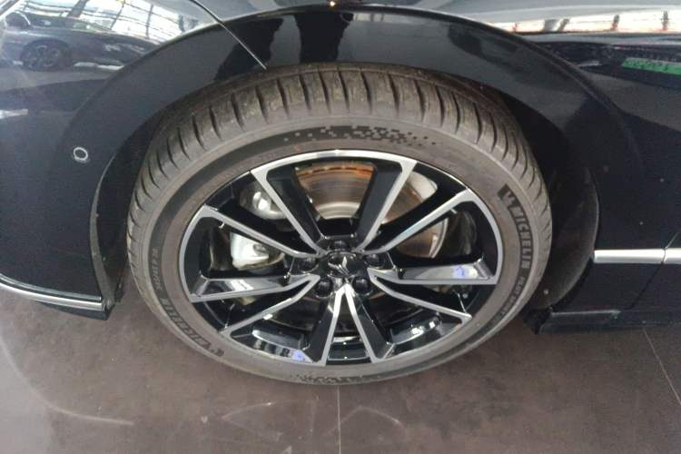 Used VOYAH PASSION 2024 PHEV Four-Wheel Drive Ultra-Long Range Flagship Model Left Front Wheel Hub