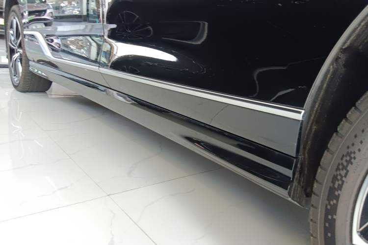 Used VOYAH PASSION 2024 PHEV Four-Wheel Drive Ultra-Long Range Flagship Model Left Side Sill