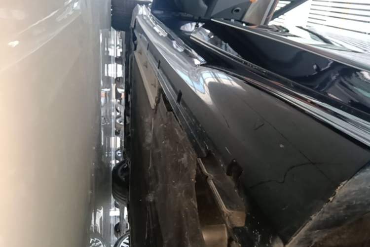Used VOYAH PASSION 2024 PHEV Four-Wheel Drive Ultra-Long Range Flagship Model Left Side Sill