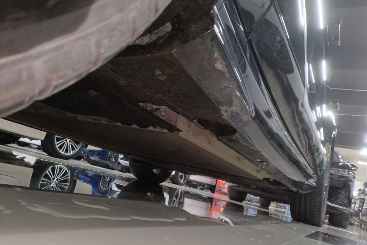 Used VOYAH PASSION 2024 PHEV Four-Wheel Drive Ultra-Long Range Flagship Model Left Side Sill