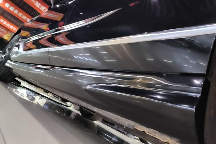 Used VOYAH PASSION 2024 PHEV Four-Wheel Drive Ultra-Long Range Flagship Model Left Side Sill
