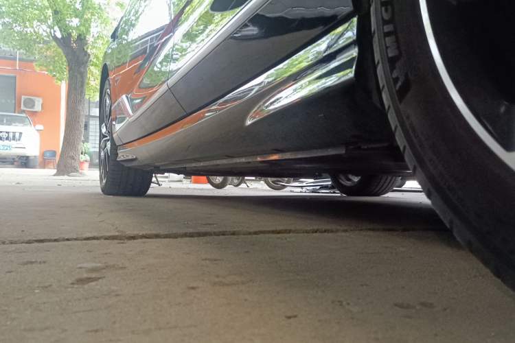Used VOYAH PASSION 2024 PHEV Four-Wheel Drive Ultra-Long Range Flagship Model Left Side Sill