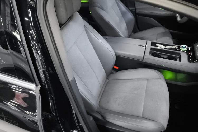 Used VOYAH PASSION 2024 PHEV Four-Wheel Drive Ultra-Long Range Executive Edition Right Front Seat