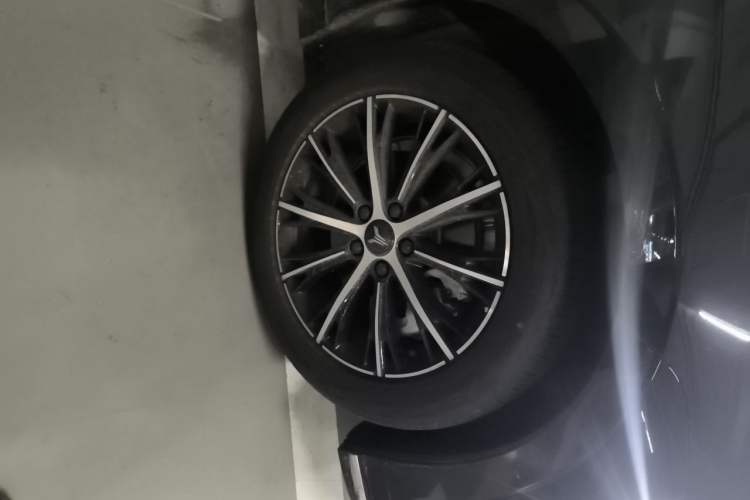 Used VOYAH PASSION 2024 PHEV Four-Wheel Drive Ultra-Long Range Executive Edition Right Front Wheel Hub