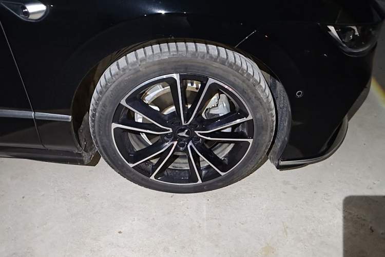 Used VOYAH PASSION 2024 PHEV Four-Wheel Drive Ultra-Long Range Flagship Model Right Front Wheel Hub