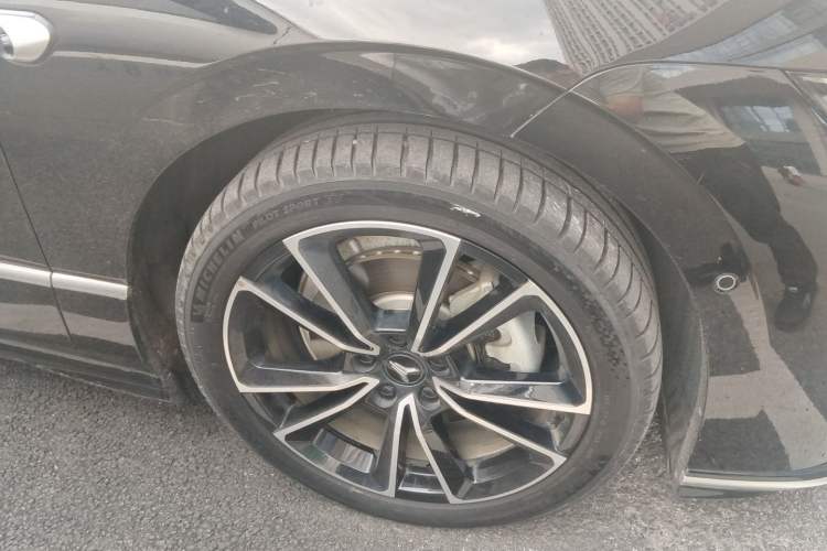 Used VOYAH PASSION 2024 PHEV Four-Wheel Drive Ultra-Long Range Flagship Model Right Front Wheel Hub