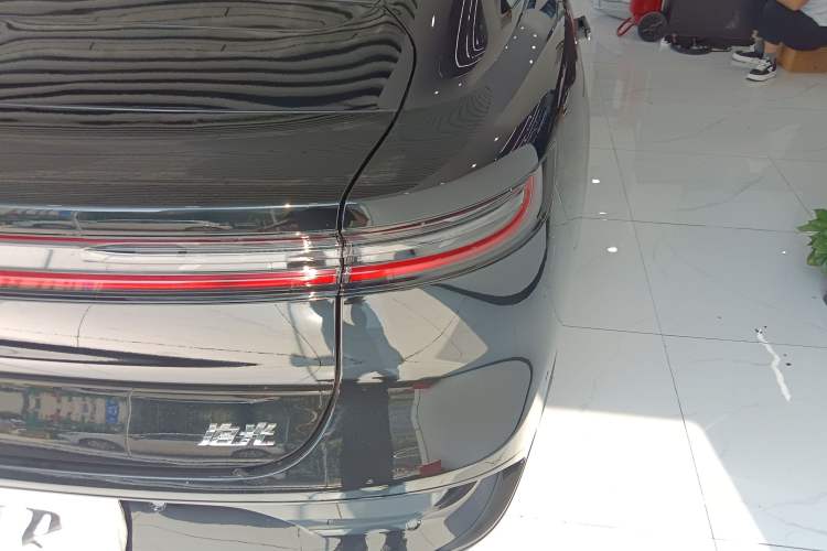 Used VOYAH PASSION 2024 PHEV Four-Wheel Drive Ultra-Long Range Flagship Model Right Rear Taillight