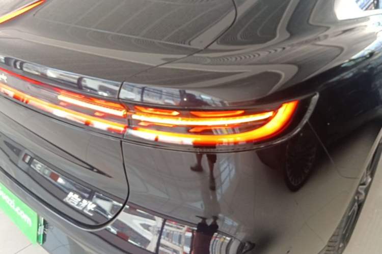 Used VOYAH PASSION 2024 PHEV Four-Wheel Drive Ultra-Long Range Flagship Model Right Rear Taillight