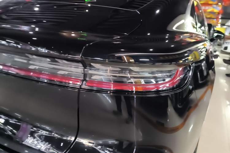 Used VOYAH PASSION 2024 PHEV Four-Wheel Drive Ultra-Long Range Flagship Model Right Rear Taillight