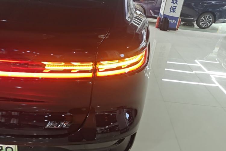 Used VOYAH PASSION 2024 PHEV Four-Wheel Drive Ultra-Long Range Flagship Model Right Rear Taillight