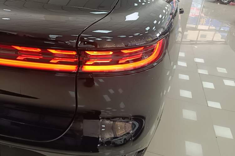 Used VOYAH PASSION 2024 PHEV Four-Wheel Drive Ultra-Long Range Flagship Model Right Rear Taillight