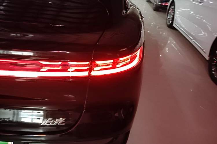 Used VOYAH PASSION 2024 PHEV Four-Wheel Drive Ultra-Long Range Flagship Model Right Rear Taillight