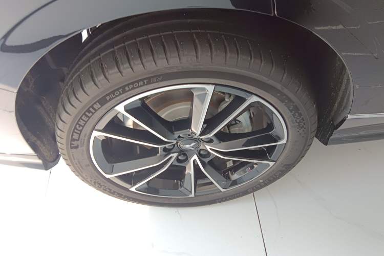 Used VOYAH PASSION 2024 PHEV Four-Wheel Drive Ultra-Long Range Flagship Model Right Rear Wheel Hub