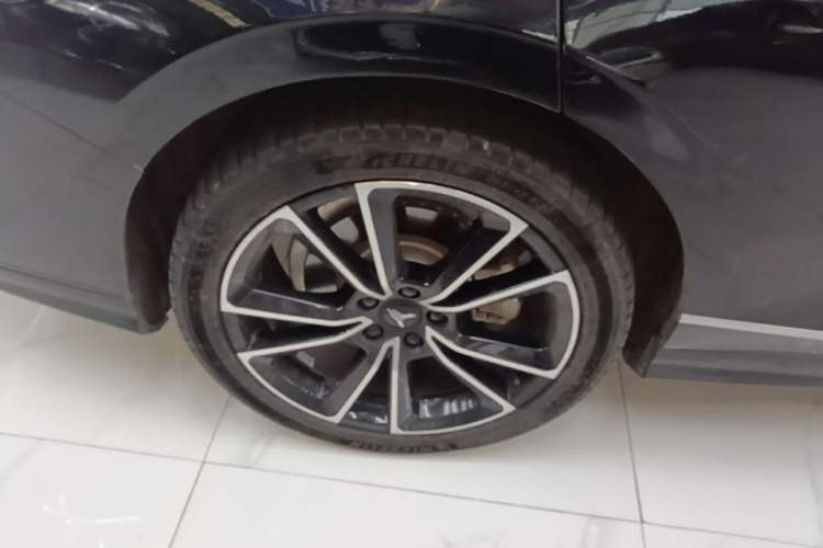 Used VOYAH PASSION 2024 PHEV Four-Wheel Drive Ultra-Long Range Flagship Model Right Rear Wheel Hub