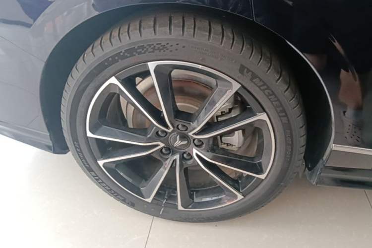 Used VOYAH PASSION 2024 PHEV Four-Wheel Drive Ultra-Long Range Flagship Model Right Rear Wheel Hub