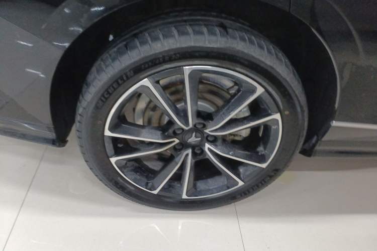Used VOYAH PASSION 2024 PHEV Four-Wheel Drive Ultra-Long Range Flagship Model Right Rear Wheel Hub