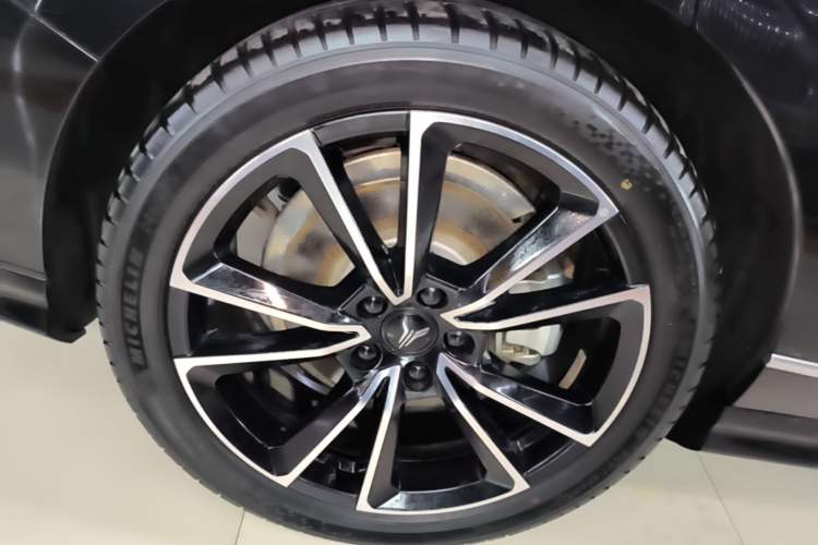 Used VOYAH PASSION 2024 PHEV Four-Wheel Drive Ultra-Long Range Flagship Model Right Rear Wheel Hub