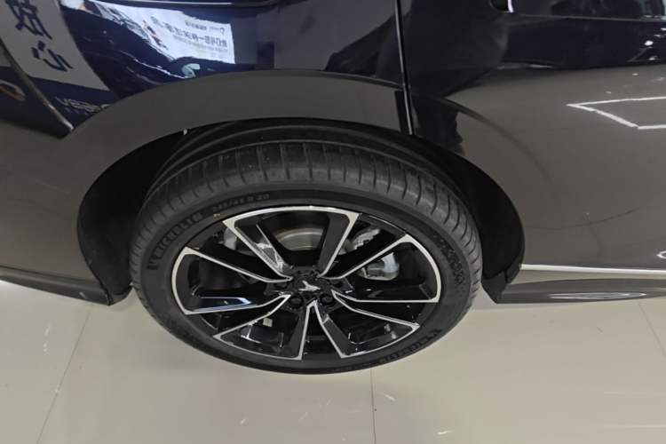 Used VOYAH PASSION 2024 PHEV Four-Wheel Drive Ultra-Long Range Flagship Model Right Rear Wheel Hub