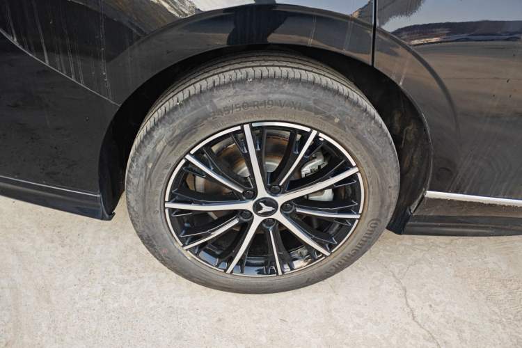 Used VOYAH PASSION 2024 PHEV Four-Wheel Drive Ultra-Long Range Executive Edition Right Rear Wheel Hub