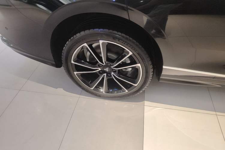 Used VOYAH PASSION 2024 PHEV Four-Wheel Drive Ultra-Long Range Flagship Model Right Rear Wheel Hub