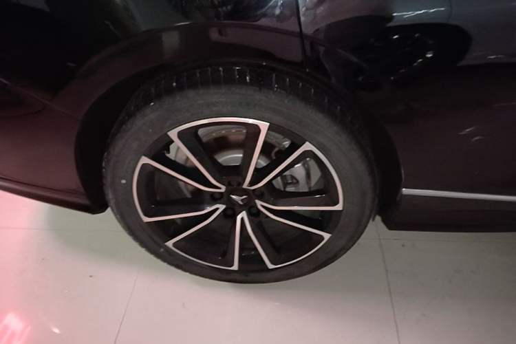 Used VOYAH PASSION 2024 PHEV Four-Wheel Drive Ultra-Long Range Flagship Model Right Rear Wheel Hub