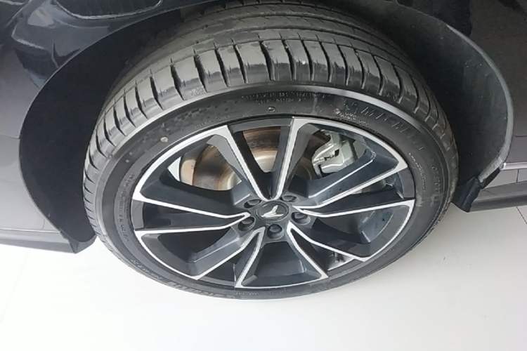 Used VOYAH PASSION 2024 PHEV Four-Wheel Drive Ultra-Long Range Flagship Model Right Rear Wheel Hub