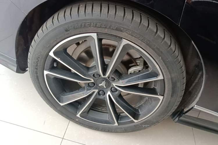 Used VOYAH PASSION 2024 PHEV Four-Wheel Drive Ultra-Long Range Flagship Model Right Rear Wheel Hub