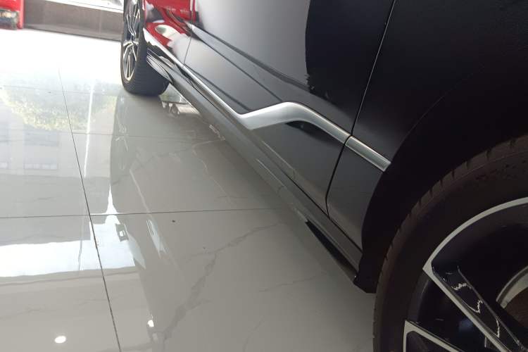 Used VOYAH PASSION 2024 PHEV Four-Wheel Drive Ultra-Long Range Flagship Model Right Side Sill
