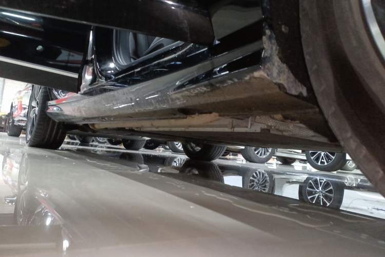 Used VOYAH PASSION 2024 PHEV Four-Wheel Drive Ultra-Long Range Flagship Model Right Side Sill