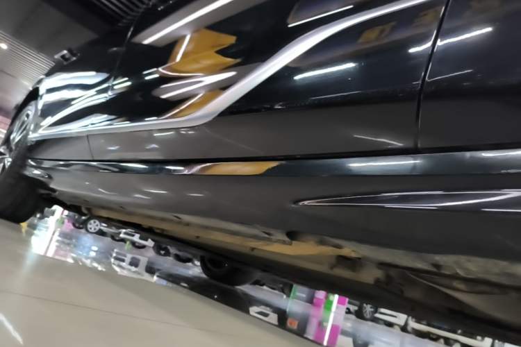 Used VOYAH PASSION 2024 PHEV Four-Wheel Drive Ultra-Long Range Flagship Model Right Side Sill