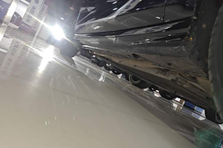 Used VOYAH PASSION 2024 PHEV Four-Wheel Drive Ultra-Long Range Flagship Model Right Side Sill