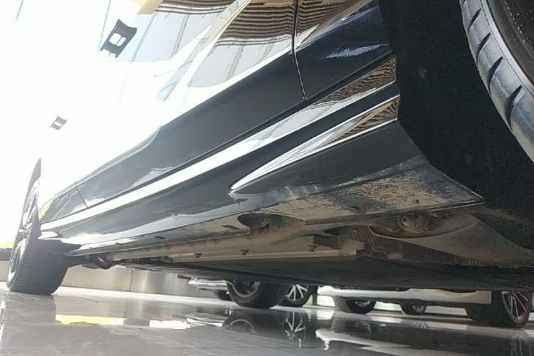 Used VOYAH PASSION 2024 PHEV Four-Wheel Drive Ultra-Long Range Flagship Model Right Side Sill