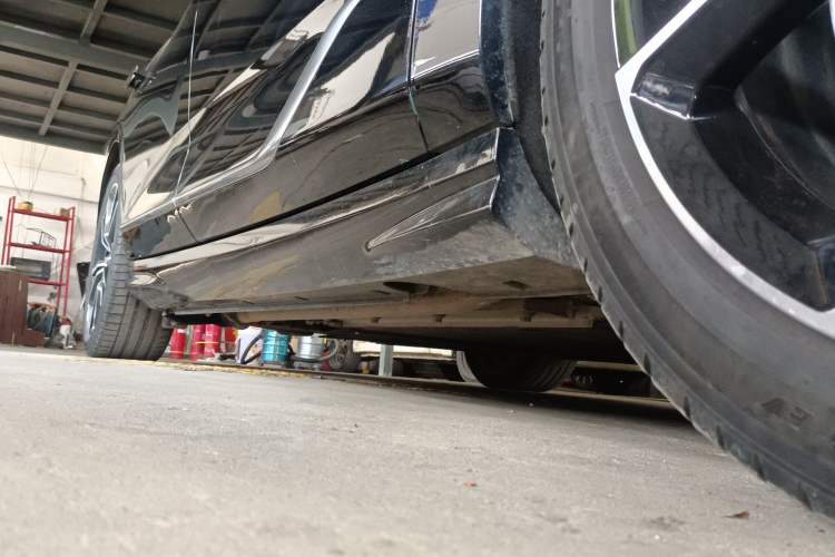 Used VOYAH PASSION 2024 PHEV Four-Wheel Drive Ultra-Long Range Flagship Model Right Side Sill